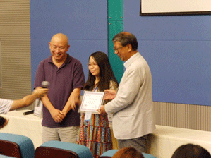 Dr. Gao, Director of Nanjing University MARC and Dr. Obata, Director of RIKEN BRC awarding certificate to a participant
