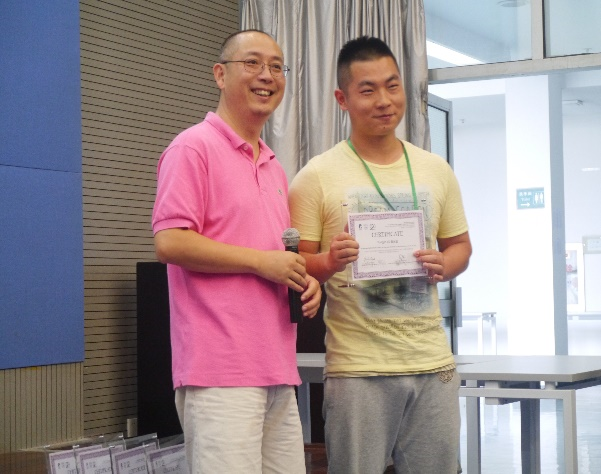 Dr. Gao, Nanjing University MARC and Dr. Obata, Director of RIKEN BRC awarding certificate to a participant